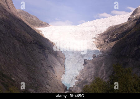 Vue depuis le glacier Briksdalsbreen l'un des plus accessibles et les plus connus de l'armes glacier Jostedalsbreen. Banque D'Images