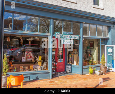 DAVIDSON, NC, USA-1/24/19 : Main Street Books devanture, dans la petite ville d'université de Davidson. Banque D'Images