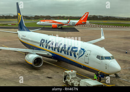 Un avion de Ryanair Boeing 737-800, avec un Airbus d'easyjet derrière, à l'aéroport de Manchester. Banque D'Images