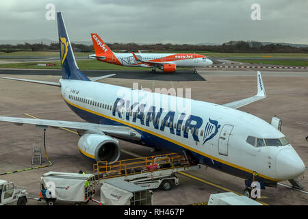 Un avion de Ryanair Boeing 737-800, avec un Airbus d'easyjet derrière, à l'aéroport de Manchester. Banque D'Images