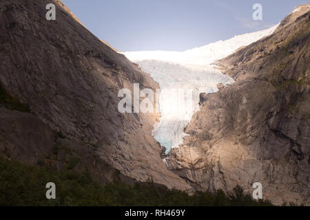 Vue depuis le glacier Briksdalsbreen l'un des plus accessibles et les plus connus de l'armes glacier Jostedalsbreen. Banque D'Images