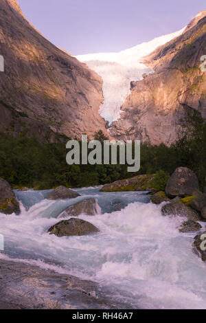 Vue depuis le glacier Briksdalsbreen l'un des plus accessibles et les plus connus de l'armes glacier Jostedalsbreen. Banque D'Images