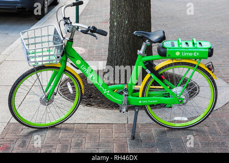 CHARLOTTE, NC, USA-1/24/19 : un e-Lime aider location garée sur le trottoir Rue Tryon. Les vélos sont déverrouillées à l'aide d'une application pour smartphone. Banque D'Images