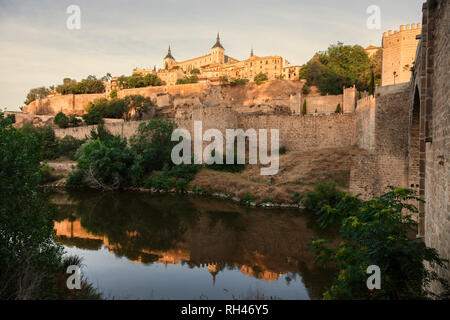 Pont d'Alcantara et panorama de Tolède. Tolède, Castille-la Manche, Espagne. Banque D'Images