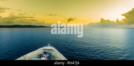 Vue panoramique sur la proue d'un navire à l'approche de l'île tropicale de Roatan. Banque D'Images