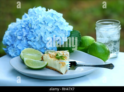 Key Lime Pie, servis à l'extérieur avec de la chaux et des tranches d'eau, fait un été frais traiter dans le sud profond. Banque D'Images