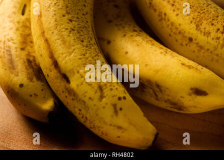 Début d'apercevoir et de bananes trop mûres se déposer sur une planche à découper en bois, le 14 mars 2007, à Northport, Alabama. Banque D'Images