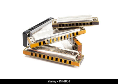 Instrument de musique - tas de blues harps isolated on white Banque D'Images