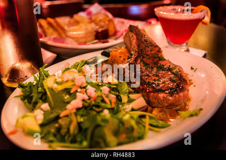 Un plat populaire est les côte de porc, servi avec des macaronis au fromage et sauce à l'uptown Bar restaurant à Tuscalooosa Cinq, Alabama. Banque D'Images