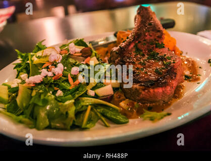 Un plat populaire est les côte de porc, servi avec des macaronis au fromage et sauce à l'uptown Bar restaurant à Tuscalooosa Cinq, Alabama. Banque D'Images