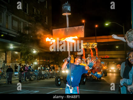 Un porte-flambeaux mène le Hermes Krewe Mardi Gras défilé dans St Charles Avenue à Lee Circle, le 28 février 2014, à la Nouvelle Orléans, Louisiane. Banque D'Images