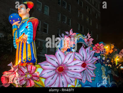 Un flotteur roule sur l'avenue St Charles à la Krewe of Hermes défilé du Mardi Gras à Lee Circle, le 28 février 2014, à la Nouvelle Orléans, Louisiane. Banque D'Images