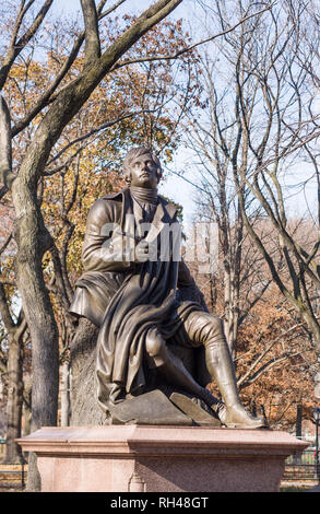 Statue de Robert Burns dans Central Park vertical : statues de bronze des figures historiques célèbres comme Robert Burns décorer les voies de Manhattan dans le célèbre Central Park. Banque D'Images