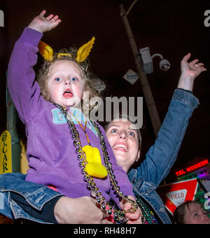 Une mère et sa fille vague pour les perles pendant la Krewe of Hermes défilé du Mardi Gras, le 28 février 2014, à la Nouvelle Orléans, Louisiane. Banque D'Images