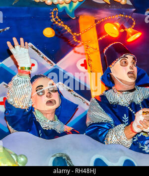 Les membres de la Krewe of Hermes jeter des perles au cours d'un défilé de Mardi Gras, le 28 février 2014, à la Nouvelle Orléans, Louisiane. Banque D'Images