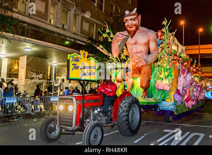 Un flotteur roule sur l'avenue St Charles à la Krewe of Hermes défilé du Mardi Gras à Lee Circle, le 28 février 2014, à la Nouvelle Orléans, Louisiane. Banque D'Images