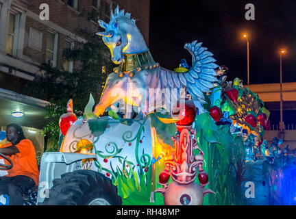 Un flotteur roule sur l'avenue St Charles à la Krewe of Hermes défilé du Mardi Gras à Lee Circle, le 28 février 2014, à la Nouvelle Orléans, Louisiane. Banque D'Images