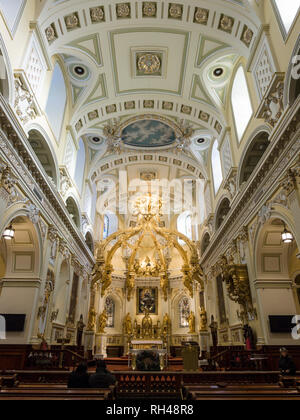 La Cathédrale Notre-Dame de Québec de l'intérieur : Intérieur de la Basilique cathédrale Notre-Dame de Québec//autel vue. Deux adorateurs sont sur les bancs et un touriste regarde autour de lui. Banque D'Images