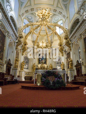 Autel de la cathédrale Notre-Dame de Québec : statues en or plaqué or et un son surround est couvert au-dessus de l'autel de la Basilique cathédrale Notre-Dame de Québec. Banque D'Images