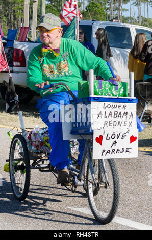 La coterie de la parade de la Dauphine a roulé par Dauphin Island, Alabama, le 17 janvier 2015, officiellement le coup d'envoi du mobile de la saison de Mardi Gras. Banque D'Images