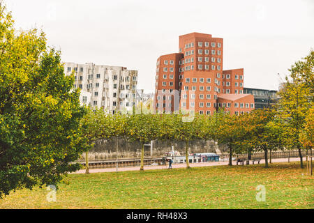 25 octobre 2018 Allemagne, Düsseldorf. Façade d'architecture moderne, monument et plate-forme d'observation sur la belle conception de la chambre à l'automne. Banque D'Images