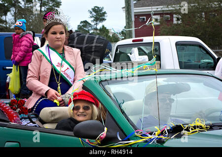 Miss Junior Dauphin Island dans la Krewe de la Dauphine de la parade du Mardi Gras, le 28 janvier 2017, à Dauphin Island, Alabama. Banque D'Images