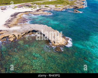 High angle Vue aérienne d'El Mirador, le pont terrestre sur la mer des Caraïbes à Cozumel, Mexique. Banque D'Images
