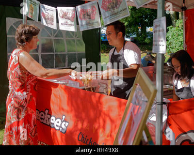 Food chinois cuisine asiatique à un festival avec des étals de nourriture, en Nouvelle-Zélande. Banque D'Images