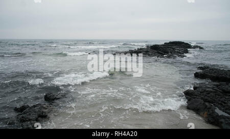 La roche volcanique plages sur la côte de l'île de Jeju, zone de Seogwipo Banque D'Images