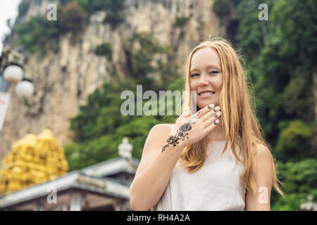Femme avec mahendi. Décoré à la main avec la main mehendi tatouage au henné. Banque D'Images