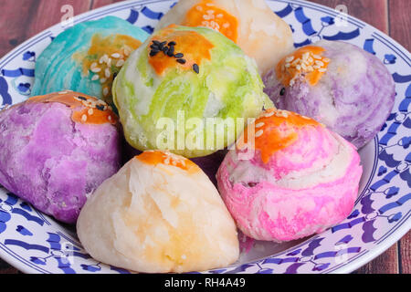 Pâtisserie chinoise colorés de gâteau de lune ,Spring Roll Pastry avec les noix, les oeufs salés ,sur Thai style plaque . Banque D'Images