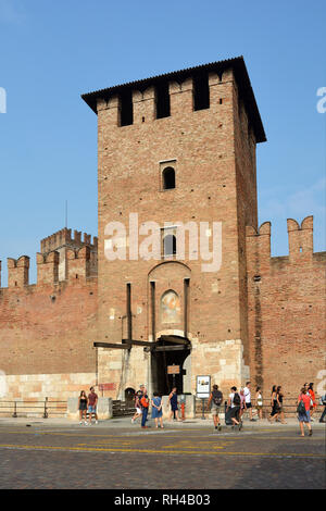 Entrée principale du château de Castelvecchio, dans le centre historique de Vérone - Italie. Banque D'Images