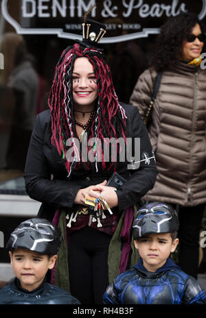 Warrenton, Virginia/USA-10/28/18 : costume avec deux garçons à la Parade Halloween Happyfest dans la vieille ville de Merignac. Banque D'Images