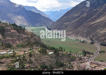 Vue panoramique sur la Vallée Sacrée de Mirador de Taray. Pisac, Cusco, Pérou Banque D'Images