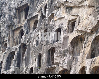 Grottes de Longmen à Luoyang. Bouddha cassée et les grottes et sculptures de pierre dans les grottes de Longmen à Luoyang, Chine. Prises en octobre 2018 14. Banque D'Images