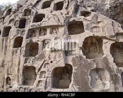 Grottes de Longmen à Luoyang. Bouddha cassée et les grottes et sculptures de pierre dans les grottes de Longmen à Luoyang, Chine. Prises en octobre 2018 14. Banque D'Images