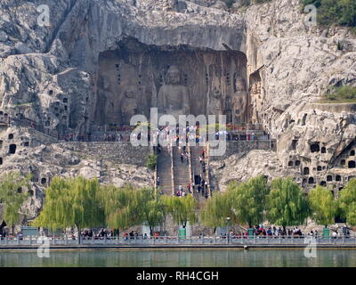Grottes de Longmen à Luoyang. Bouddha cassée et les grottes et sculptures de pierre dans les grottes de Longmen à Luoyang, Chine. Prises en octobre 2018 14. Banque D'Images
