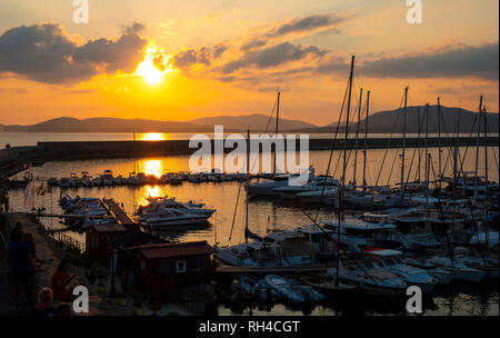 Alghero, Sardaigne / ITALIE - 2018/08/10 : coucher de soleil d'été sur la ville de Alghero Marina yacht port sur le golfe d'Alghero à la Mer Méditerranée Banque D'Images