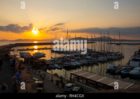 Alghero, Sardaigne / ITALIE - 2018/08/10 : coucher de soleil d'été sur la ville de Alghero Marina yacht port sur le golfe d'Alghero à la Mer Méditerranée Banque D'Images