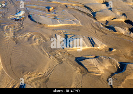 Des modèles dans le sable laissés par une marée descendante sur la plage de West Runton, Norfolk, Angleterre, Royaume-Uni, Europe. Banque D'Images
