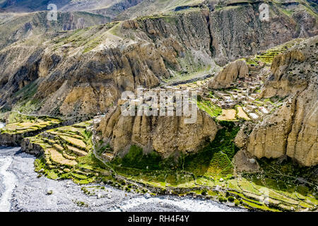 Vue Aérienne Vue panoramique sur le village, situé sur et autour d'une colline, entourée de champs d'orge et de sarrasin dans la haute vallée de Phu Khola Banque D'Images