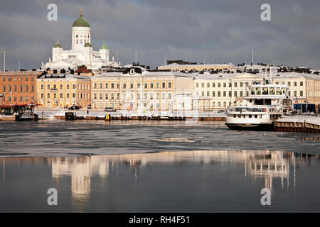 La cathédrale luthérienne d'Helsinki vu depuis le ferry sur la mer Baltique. Palais présidentiel de l'arrière du bateau. Banque D'Images