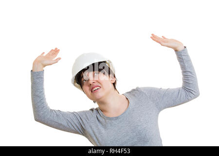 Jeune femme jusqu'à l'ingénieur la peur de quelque chose d'énormes mains sur le point de s'écrouler sur la tête isolated over white background. La santé et la sécurité, ne Banque D'Images