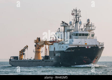 La Serco Marine Services Navires de soutien naval de la rivière du Nord SD arrivant à Portsmouth, Royaume-Uni le 30 septembre 2014. Banque D'Images