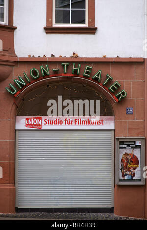 Kaiserslautern, Allemagne - le 26 janvier 2019 : abaissé à l'entrée fermée stores du Théâtre de l'Union européenne, le studio pour l'art du film le 26 janvier 2019 en Banque D'Images