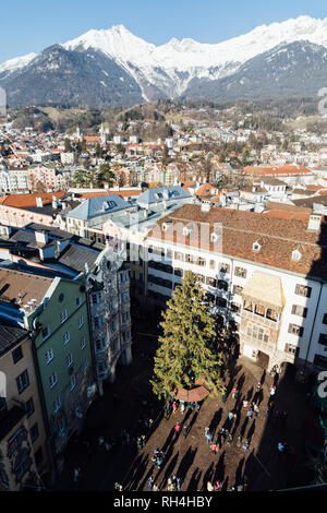 INNSBRUCK, Autriche - Décembre 2018 : la vue de la tour Stadtturm sur la ville centre ancien et l'arbre de Noël sur la place du marché. Banque D'Images