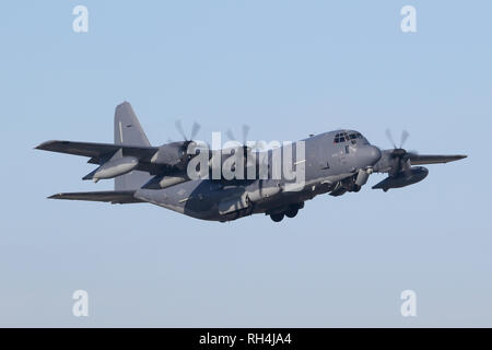 Un USAF MC-130J Hercules du 352e SOW sort de RAF Mildenhall sur un matin de gel. Banque D'Images