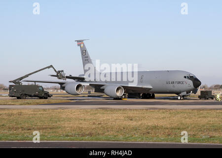 100e Escadre de ravitaillement en vol KC-135R ravitailleur air en dégivrage sur un gel matin de janvier avant de partir. Banque D'Images