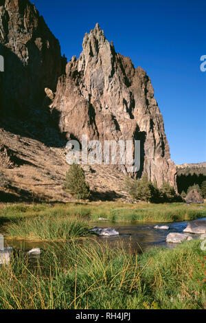 USA, New York, Smith Rock State Park, Smith Rock, qui est composé de cendres et de rhyolite soudé, le Crooked River. Banque D'Images