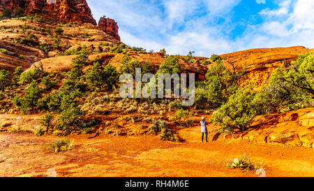 Femme de prendre une photo de la végétation sur Bell Rock, l'un des célèbres roches rouges entre le Village de Oak Creek et dans le nord de l'Arizona Sedona's C Banque D'Images